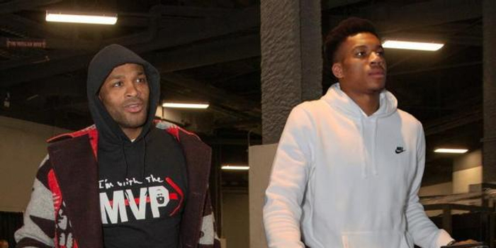 林诗栋2比1胜张本智和，国乒混团世界杯三连冠（林诗栋2-1力克张本智和，国乒实现混团世界杯三连冠）