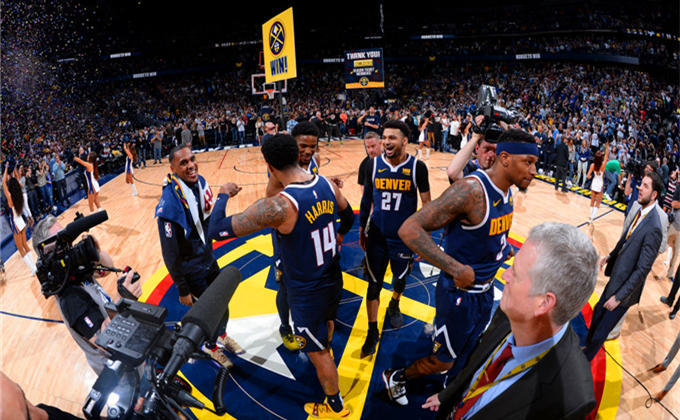 枪手是夺冠热门？萨卡：不能被人们的言论左右，我只专注当下（阿森纳被看好夺冠？萨卡：不受舆论左右，只专注眼前）