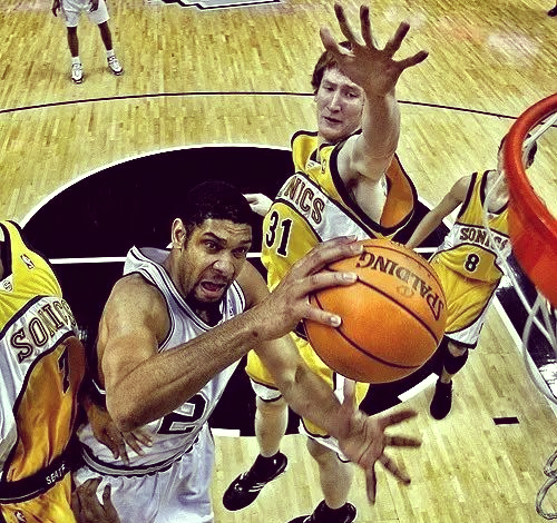 库尼亚：姆伯莫是个了不起的球员，能和他并肩作战很棒（库尼亚盛赞姆伯莫：他实力非凡，能与其并肩作战是种享受）