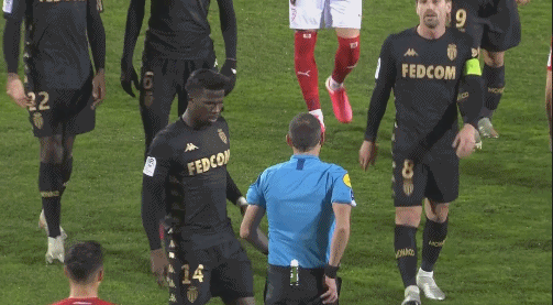 乌迪内斯门将奥克耶开场被直红罚下，此前曾因故意吃牌被调查（乌迪内斯门将奥克耶开场即被直红驱逐，曾因疑似故意领牌接受调查）